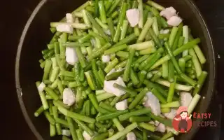 Пагони Часнику З Куркою