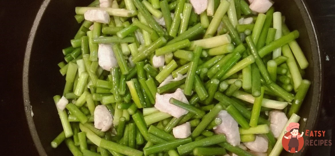 Пагони часнику з куркою
