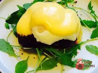 Житній тост з печеним буряком, яйцем пашот та соусом «Голландез»