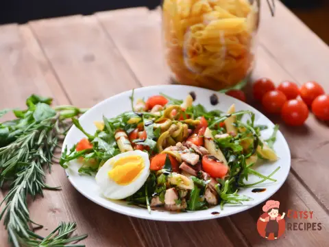 Холодний салат з пастою пенне та куркою