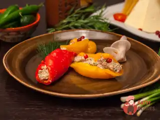 Запечений болгарський перець з горіхами та гранатом.