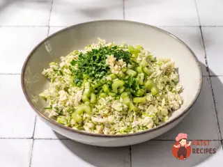 Крок 4: Закуска з молодої капусти з куркою та зеленню