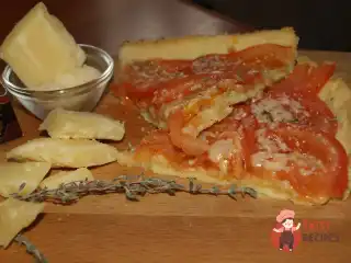 Відкритий пиріг з помідорами, чебрецем та сиром