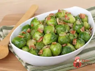 Брюссельська капуста з беконом та цибулею