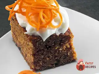 Морквяний пиріг з кокосовими вершками