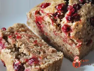 Пісний кекс з мигдалем та брусницею