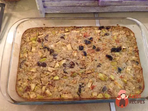 Вівсянка, запечена з яблуками, корицею та сухофруктами