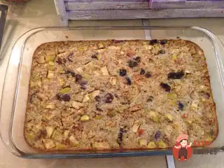 Вівсянка, запечена з яблуками, корицею та сухофруктами