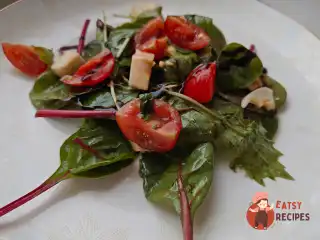 Салат з помідорами чері та моцарелою