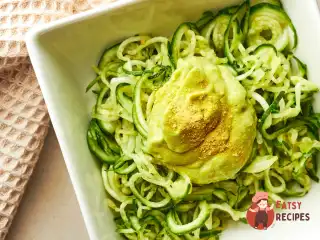 Спагетті з цукіні з мигдальним песто та авокадо