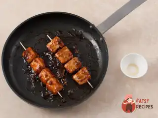 Шашлики з форелі в соусі теріяки з салатом чука