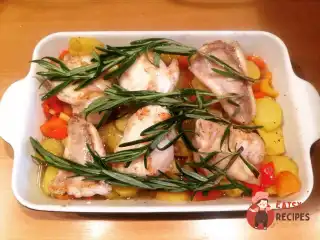 Філе морського чорта, запечене в духовці з овочами та розмарином