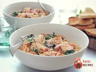 Паста з креветками, помідорами, лимоном та шпинатом