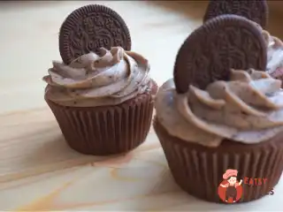 Шоколадні капкейки з печивом та маскарпоне.