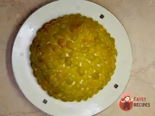 Листковий салат з яловичиною та виноградом