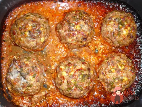 Їжачки з рубаного м'яса та рису з яєчною начинкою