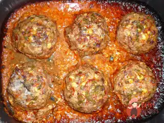 Їжачки з рубаного м'яса та рису з яєчною начинкою