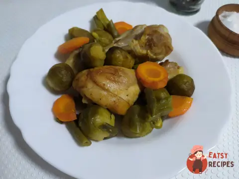 Курячі стегенця в рукаві з овочами