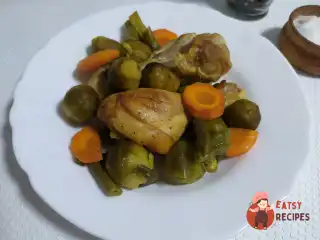 Курячі стегенця в рукаві з овочами