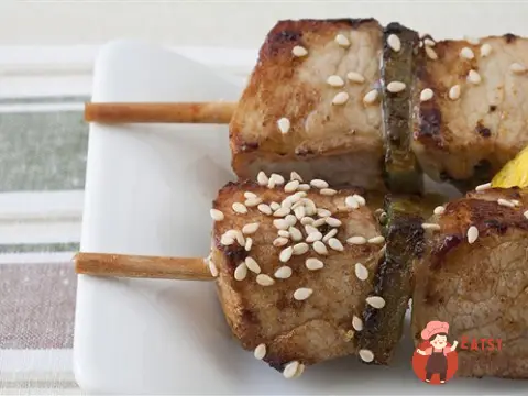 Курячі шашлики з кунжутом, соєвим соусом та лаймом