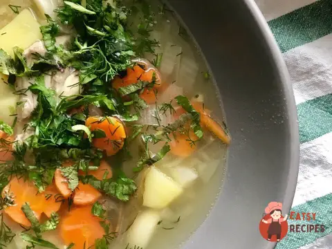 Легкий суп із сочевицею та курячим філе