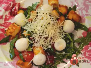 Салат з руколою, помідорами та сухарями