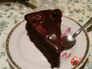 Шоколадний торт з глазур'ю