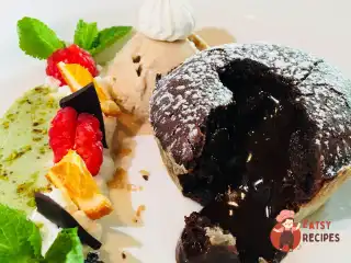 Гарячий шоколадний тортино з ванільним морозивом.