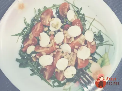 Капрезі з руколою, песто та кедровими горішками.