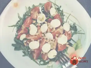 Капрезі з руколою, песто та кедровими горішками.