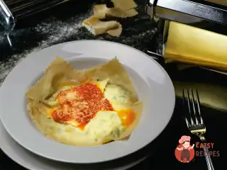 Равіолі зі шпинатом та томатною сальсою