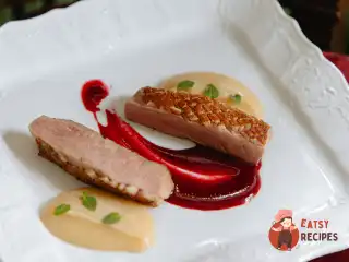 Качина грудка з яблучним кремом і вишневим кюлі