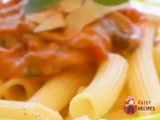 Паста з гарбузом, грибами, горгонзолою та чіпсами з шавлії