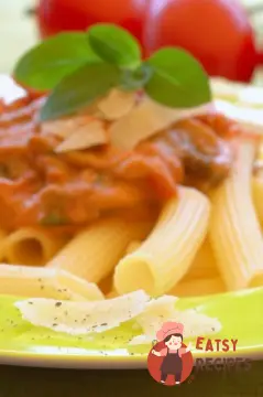 Паста з гарбузом, грибами, горгонзолою та чіпсами з шавлії