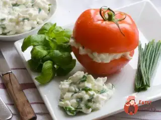 Бринза зі свіжою зеленню