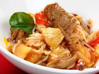 Кисло-солодка телятина з грибами гливи, перцем і ананасами