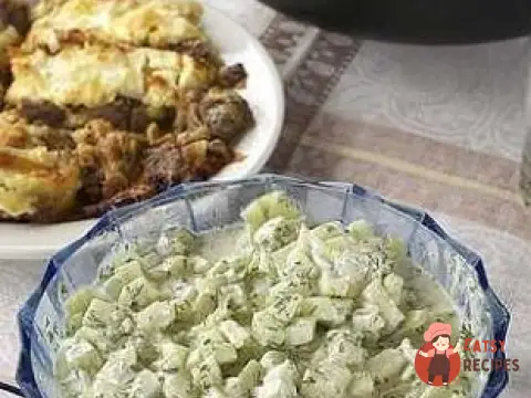 Огірковий салат зі сметаною та часником