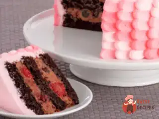 Шоколадно-ягідний торт із італійським масляним кремом