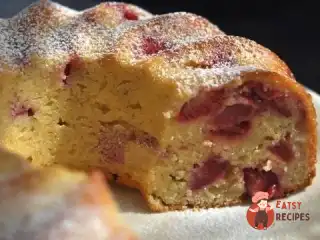 Манний пиріг з полуницею