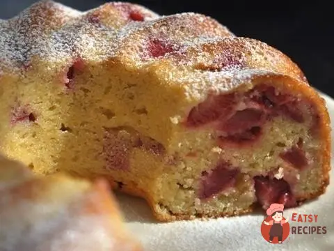 Манний пиріг з полуницею