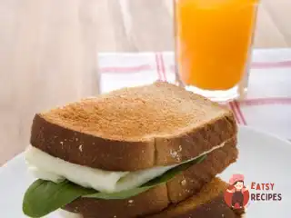 Тости з білковим омлетом та шпинатом