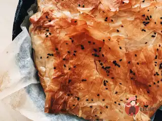 Пиріг-шаверма з курки з соусом із тхіни та йогурту