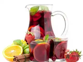 Пунш зі сливовим вином та ананасом