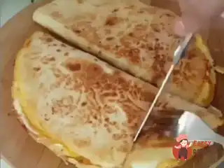 Тортілья з яйцем та сиром