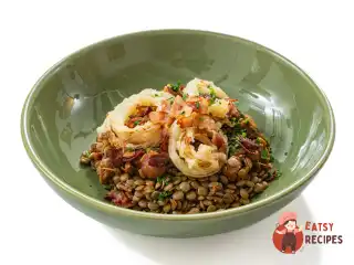 Сочевиця з тушкованим м'ясом та цибульними кільцями