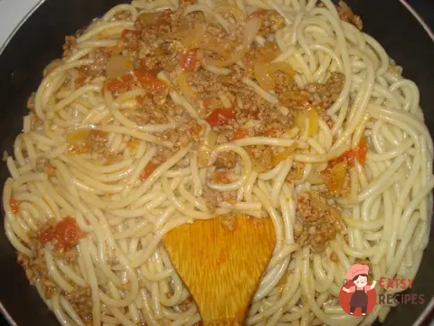 Макарони з фаршем та томатним соком