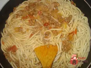 Макарони з фаршем та томатним соком