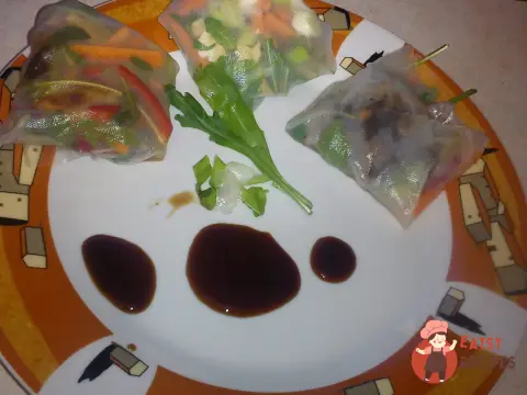 Рисові млинці з руколою, морквою, цибулею та м'ясом