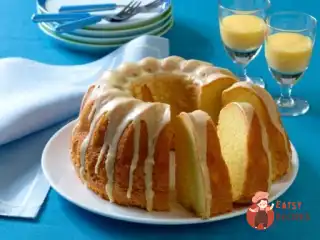 Кекс з яєчним лікером, горіхами та какао