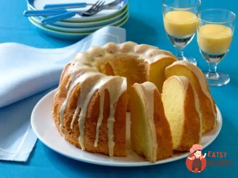 Кекс з яєчним лікером, горіхами та какао
